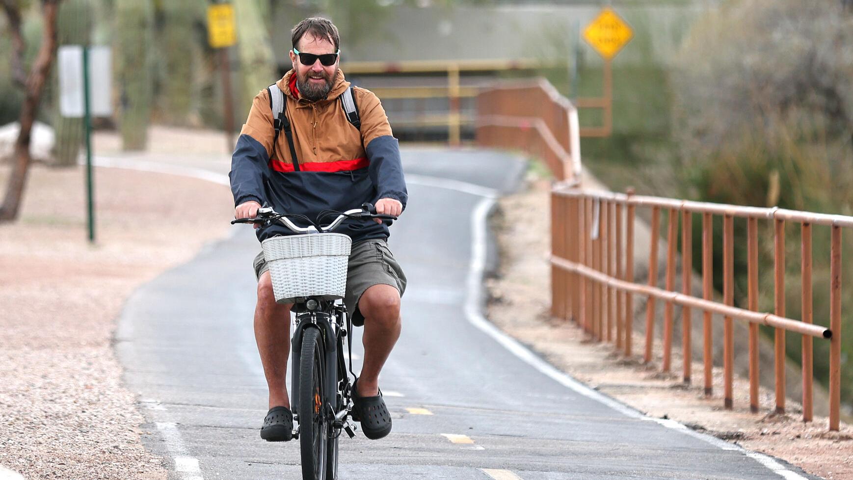 Tim Steller's column: Tucson's social problems meet cyclists along The Loop